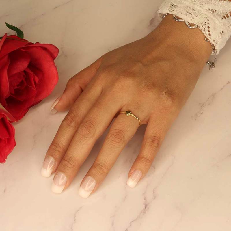 Gouden-ring-met-hartje-op-hand.jpg